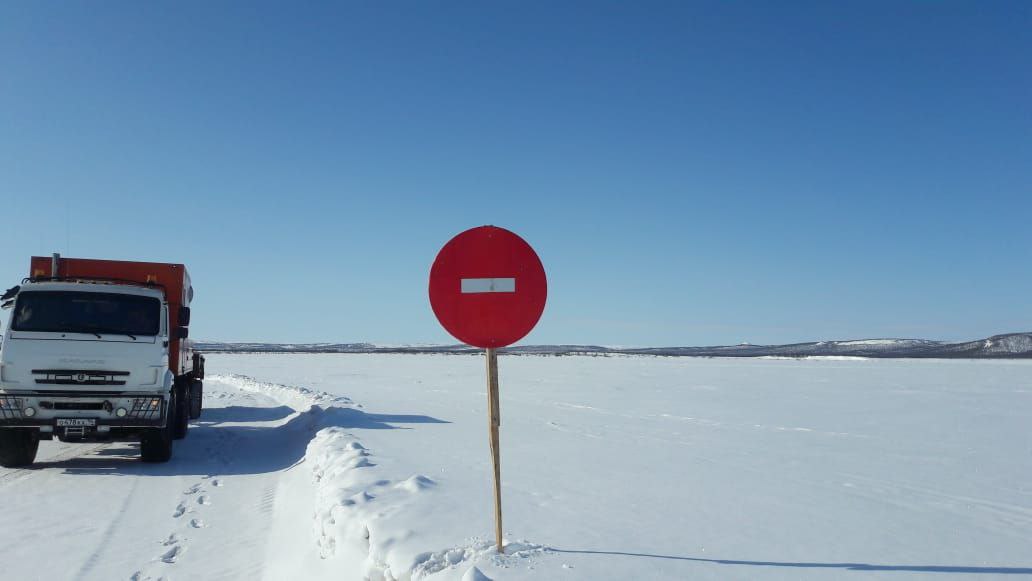 Движение по двум автозимникам закрыто в Якутии