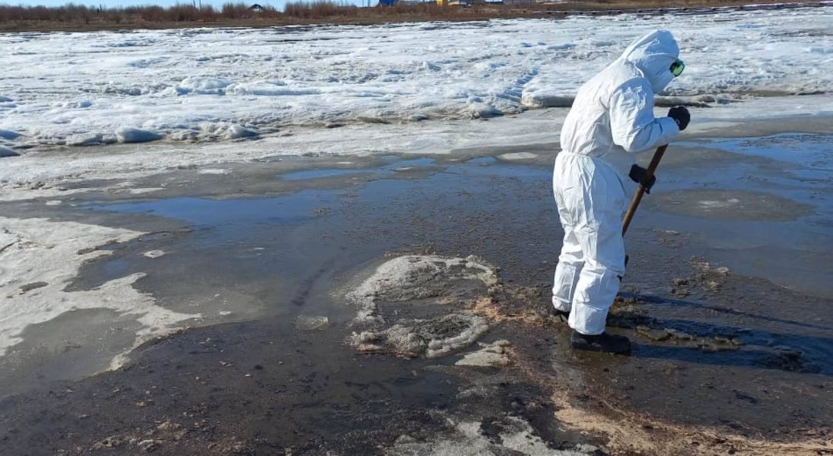 Спасатели ликвидировали разлив нефтепродуктов в Среднеколымском районе
