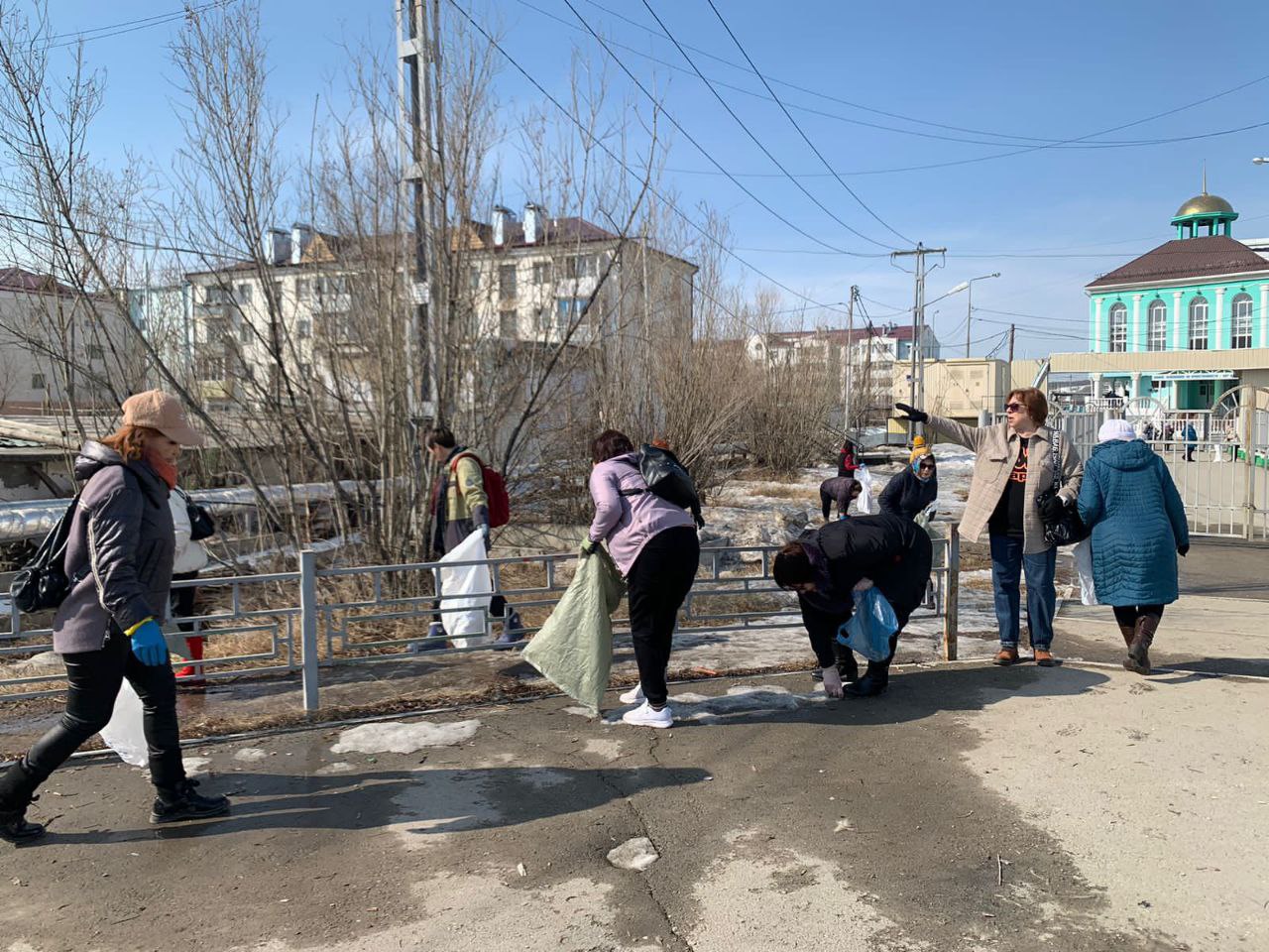 Работы по очистке снега и талых вод продолжают на территориях детсадов и школ в Якутске