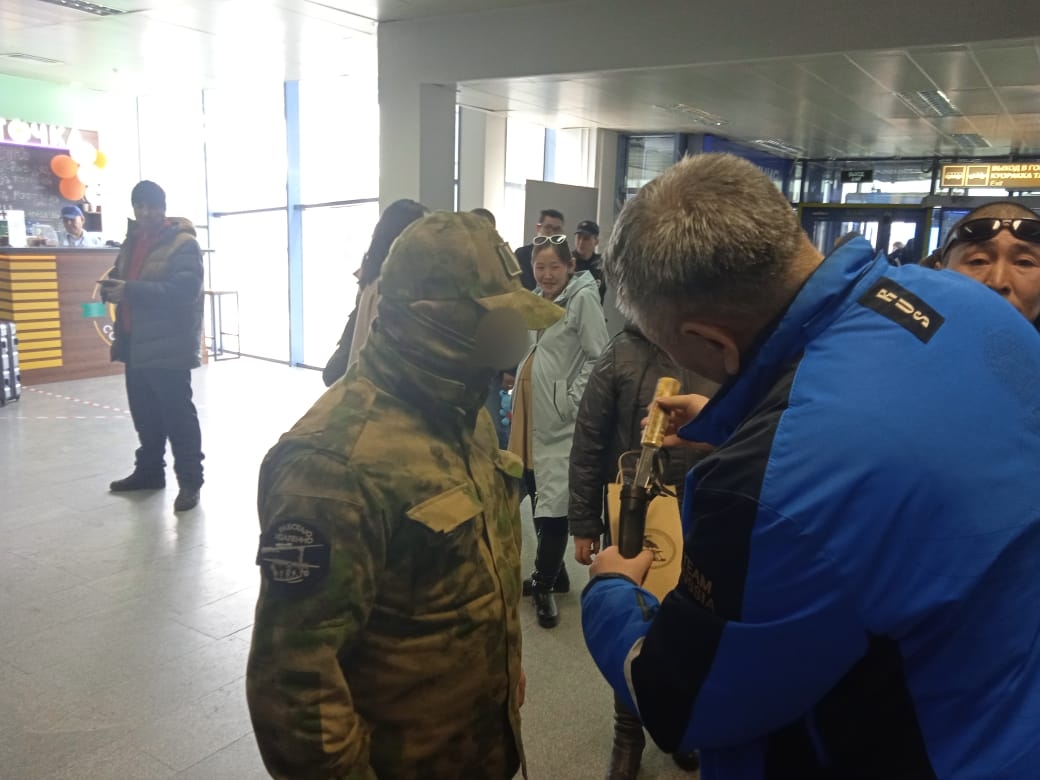 Прибывшего из зоны СВО бойца встретили в аэропорту Якутска