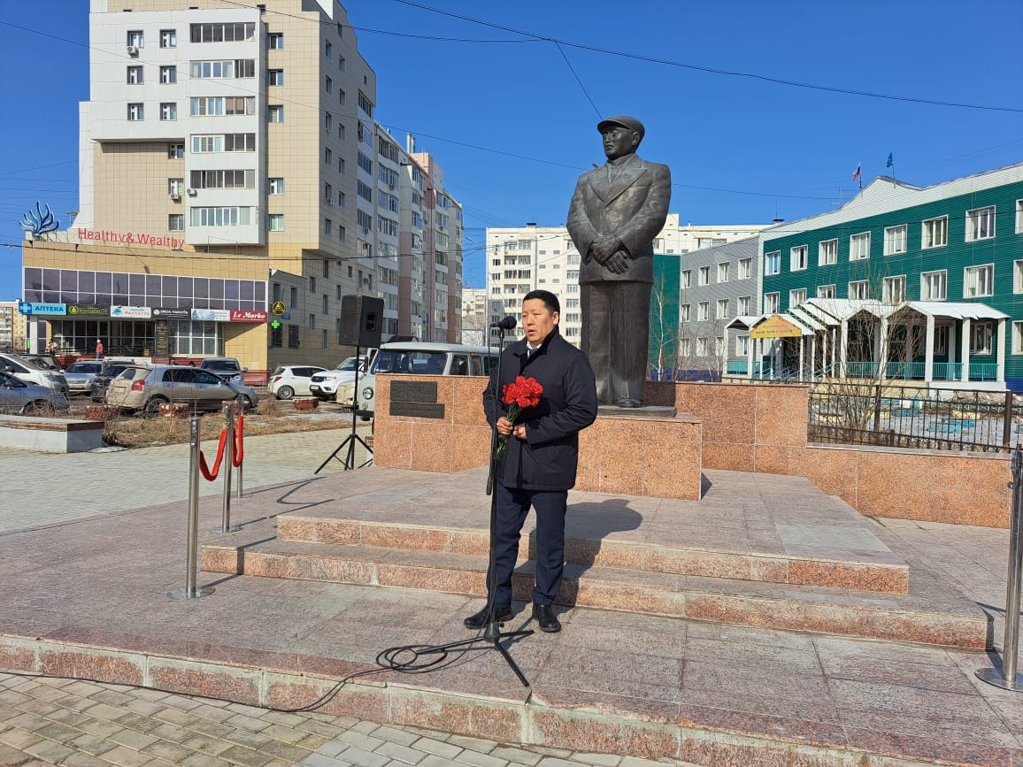 Руслан Платонов поздравил якутян с Днем республики и возложил цветы к памятнику Ильи Винокурова