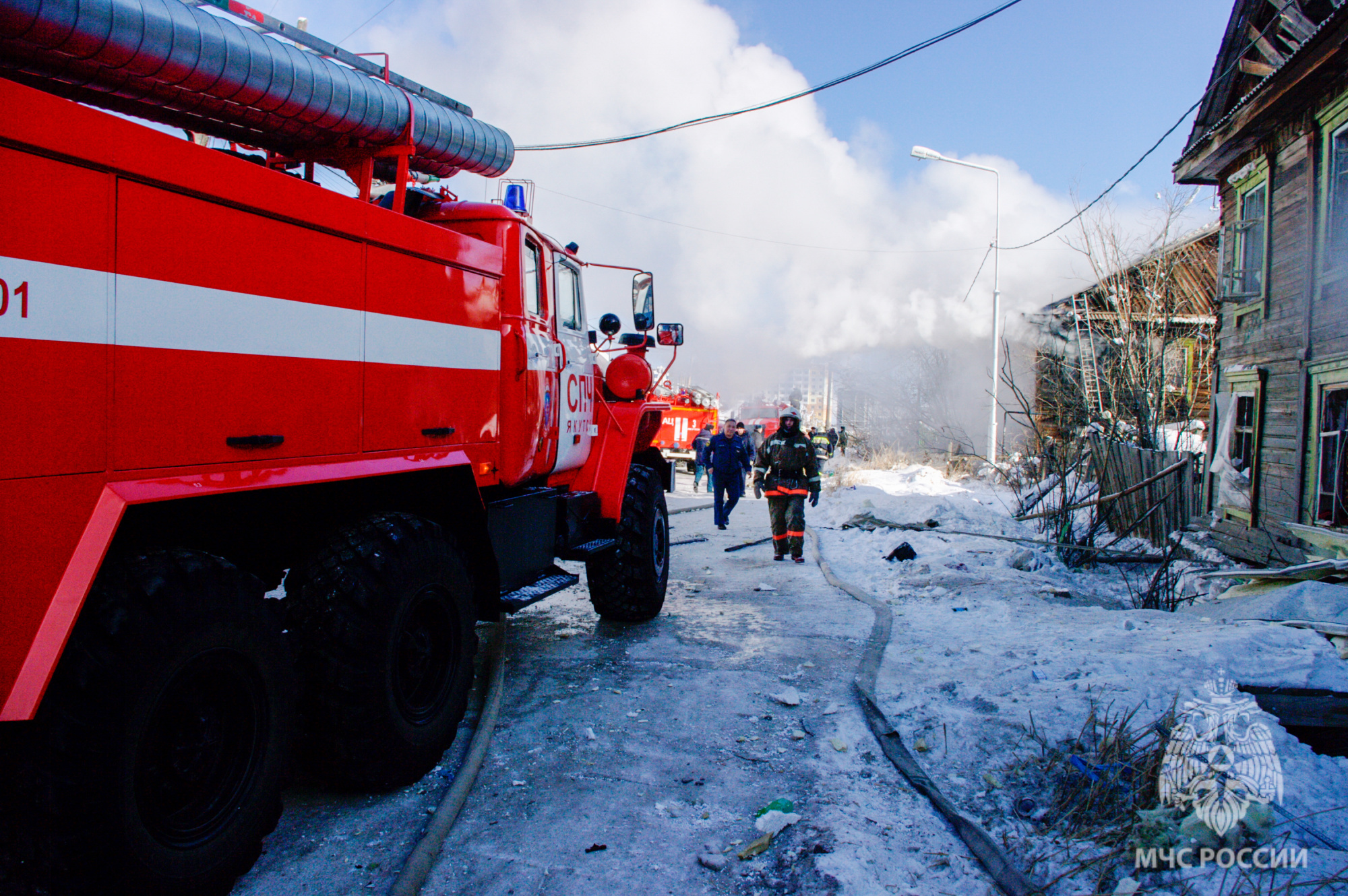 Женщина погибла при пожаре в бесхозном строении в Якутске