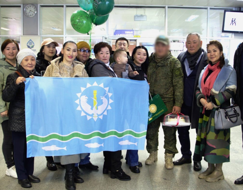 Вернувшихся из зоны СВО военнослужащих встретили в аэропорту Якутска