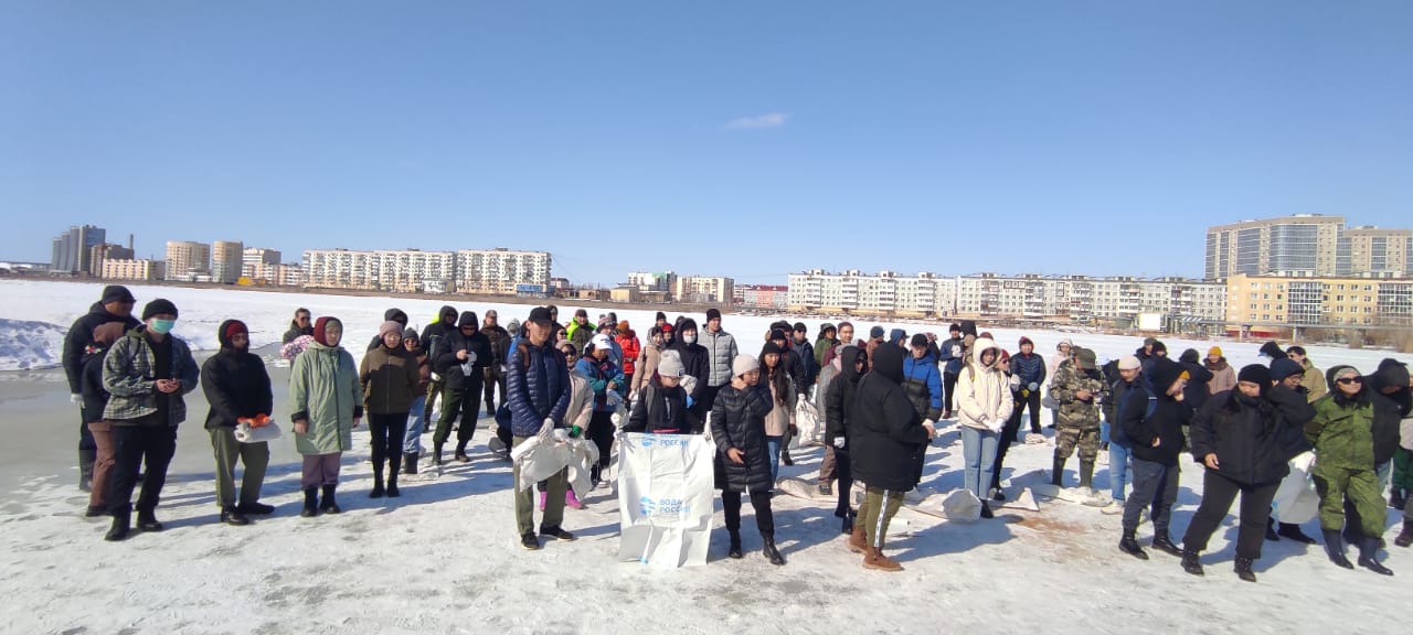 Свыше 110 мешков мусора собрали на озере Сайсары в Якутске