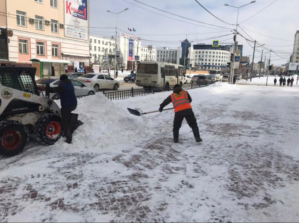 Более десяти тысяч кубометров снега вывезли с улиц Якутска за сутки