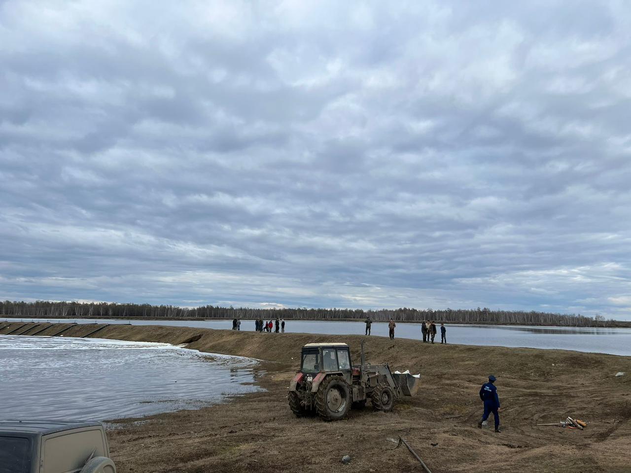 Работы по укреплению плотины продолжаются в Таттинском районе Якутии