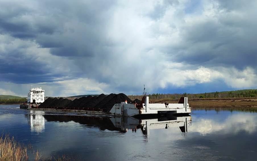 Первую партию угля водным транспортом доставили в Амгинский район Якутии