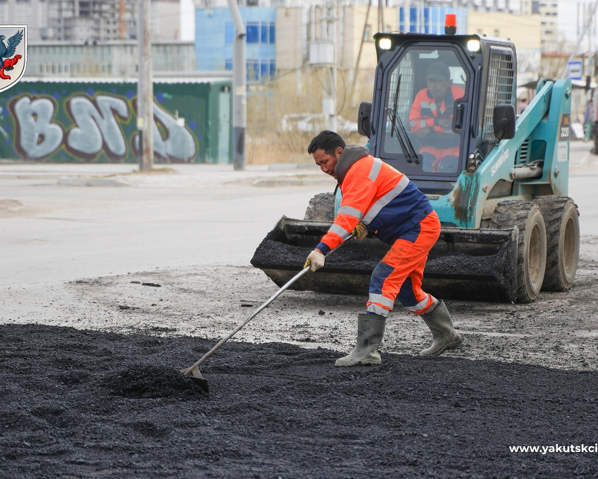 Ямочный ремонт 12 улиц горячим асфальтом в Якутске завершат до конца мая