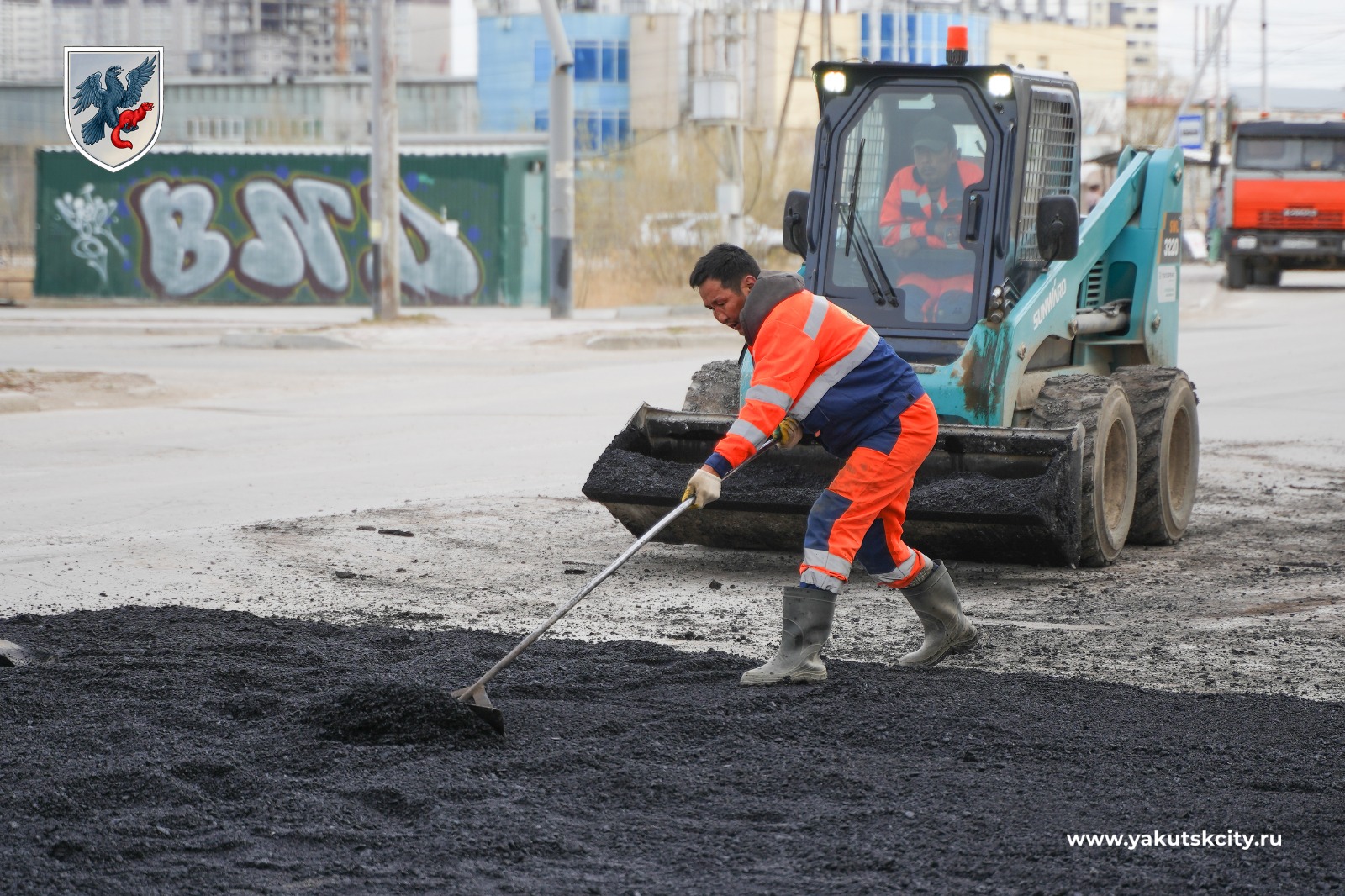 Ямочный ремонт дорог проводят в усиленном режиме в Якутске
