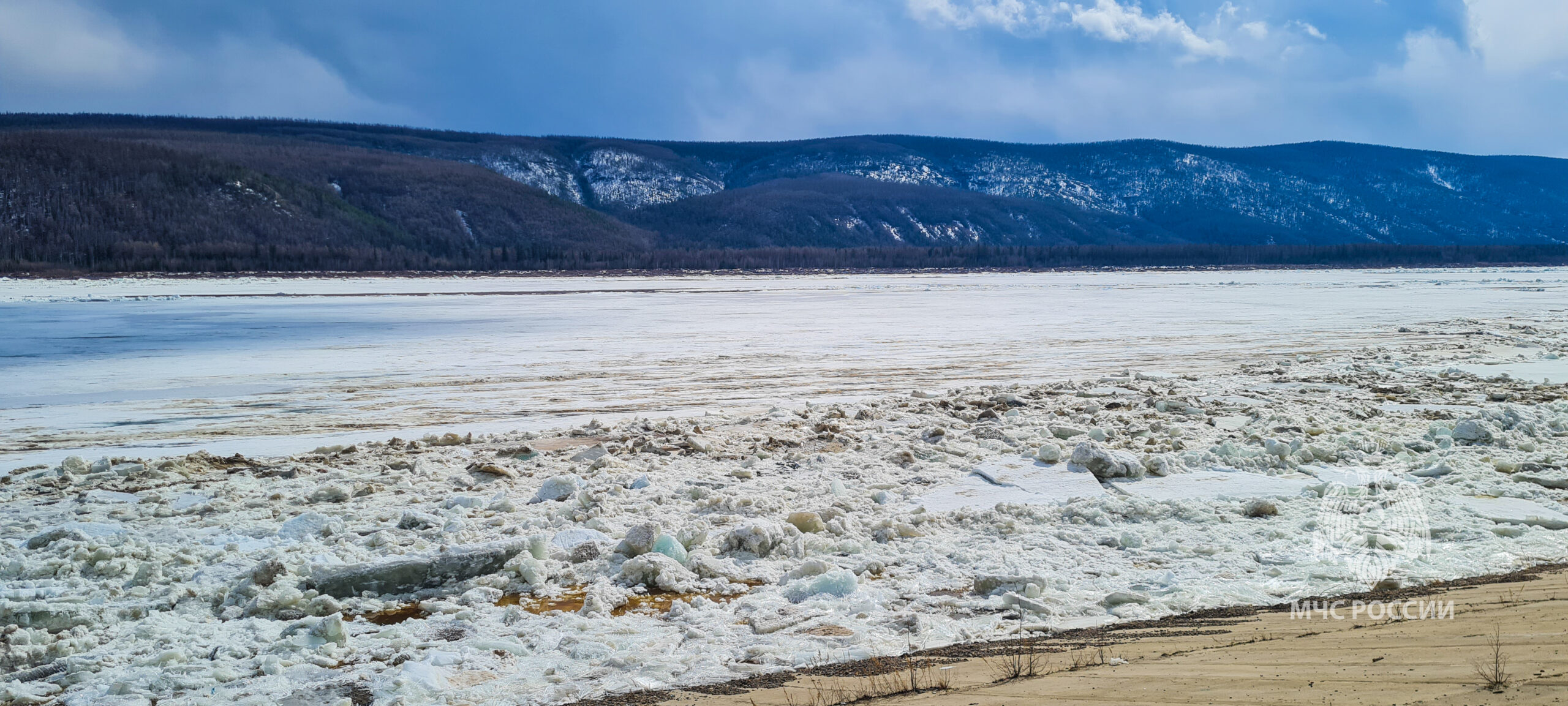 Взрывные работы для ликвидации ледовых заторов проведены на реке Амге