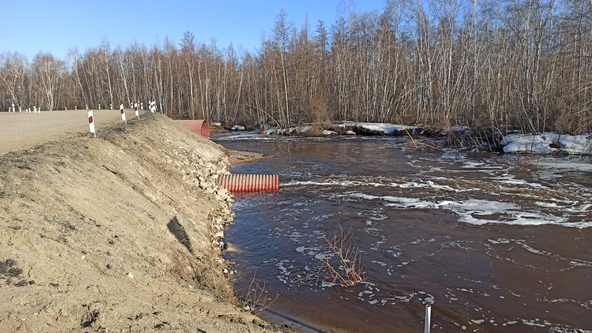Десять участков дорог подтоплены талыми водами в Якутии
