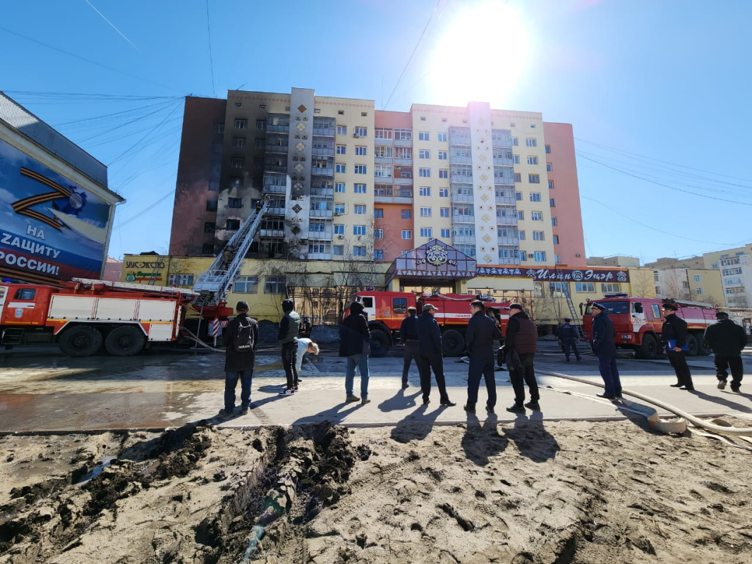 Причиной пожара в центре Якутска могло стать проведение огневых работ на кровле здания