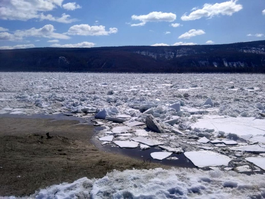 Подвижки льда на реке Лене зафиксировали в Ленске в Якутии