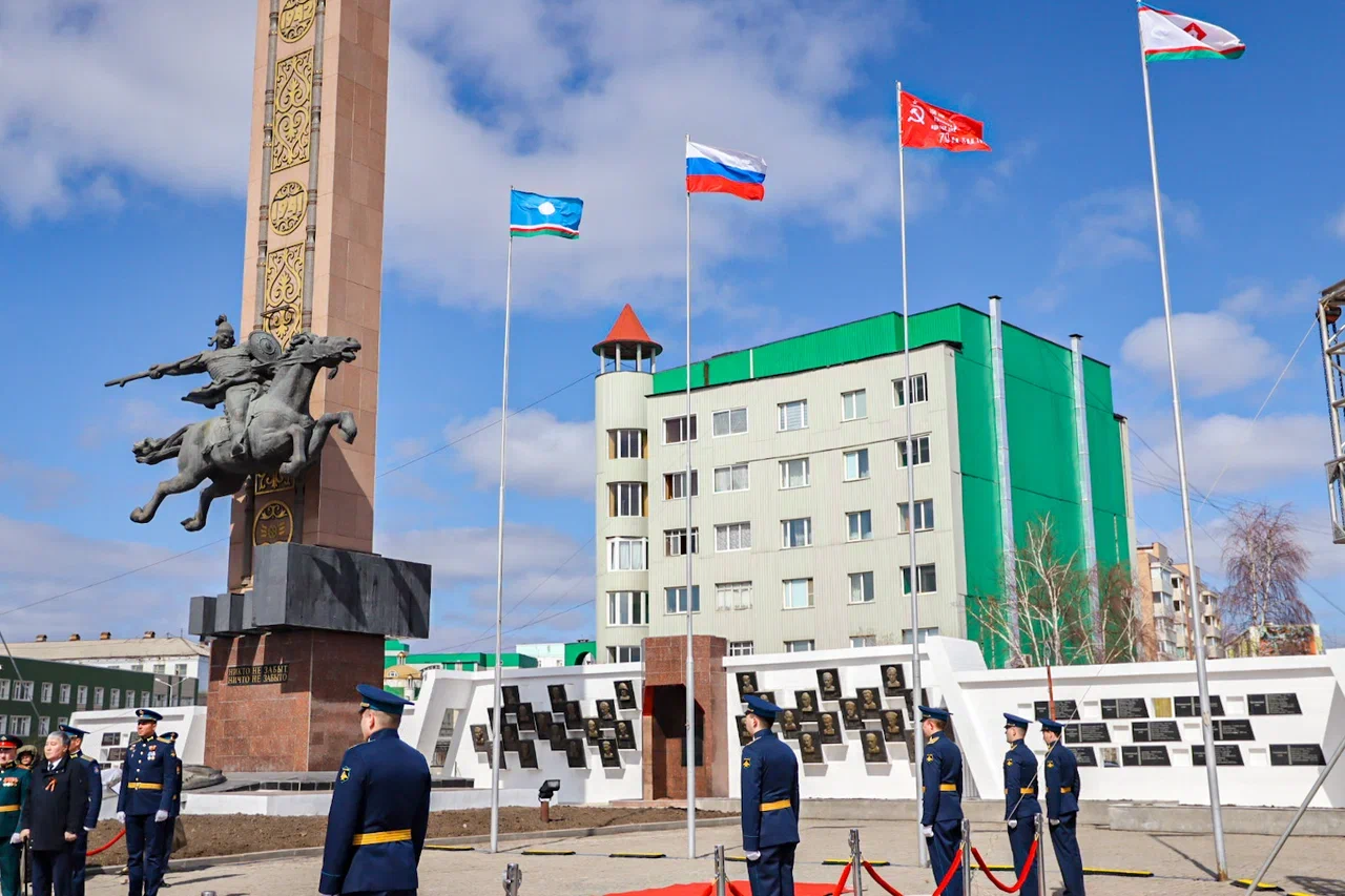 Символ Знамени Победы подняли в Якутске