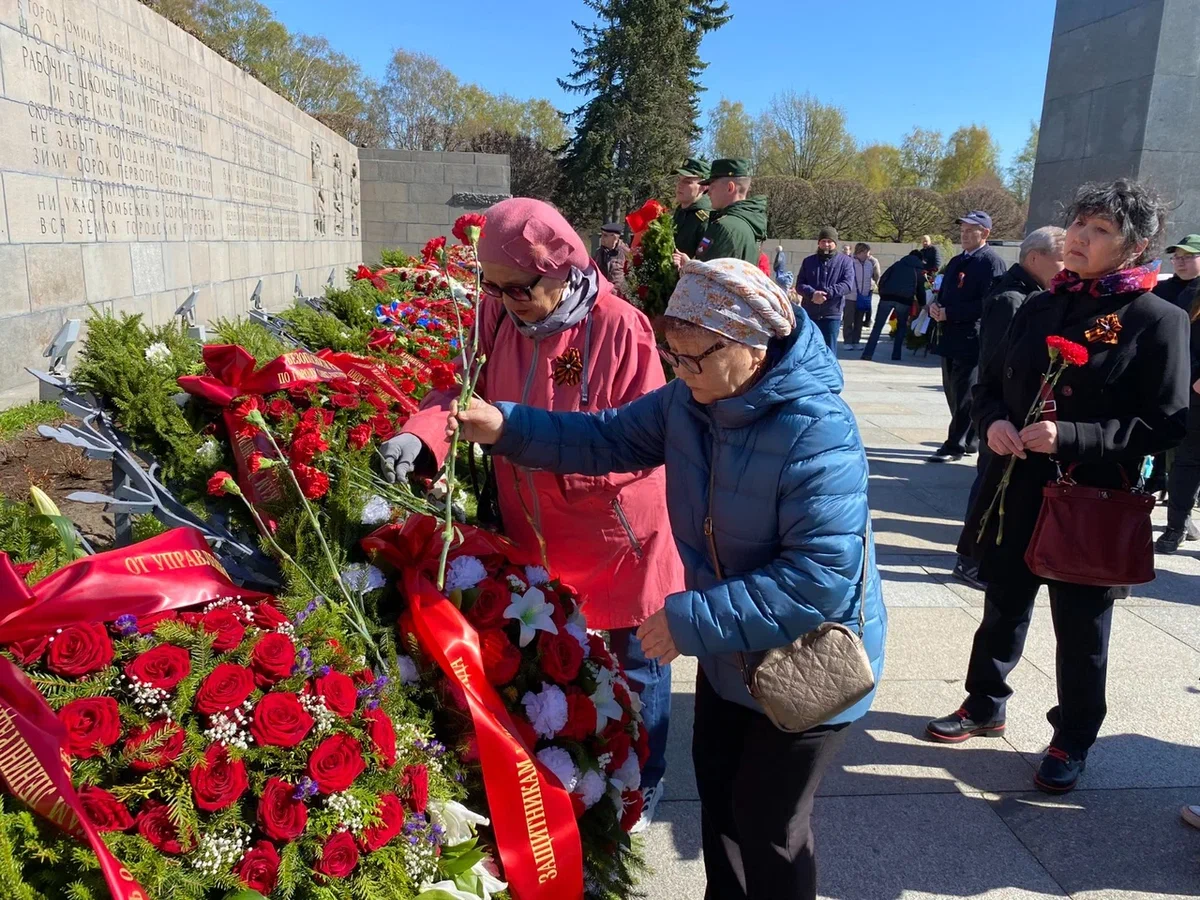 Якутяне возложили цветы на Пискаревском мемориале в Санкт-Петербурге