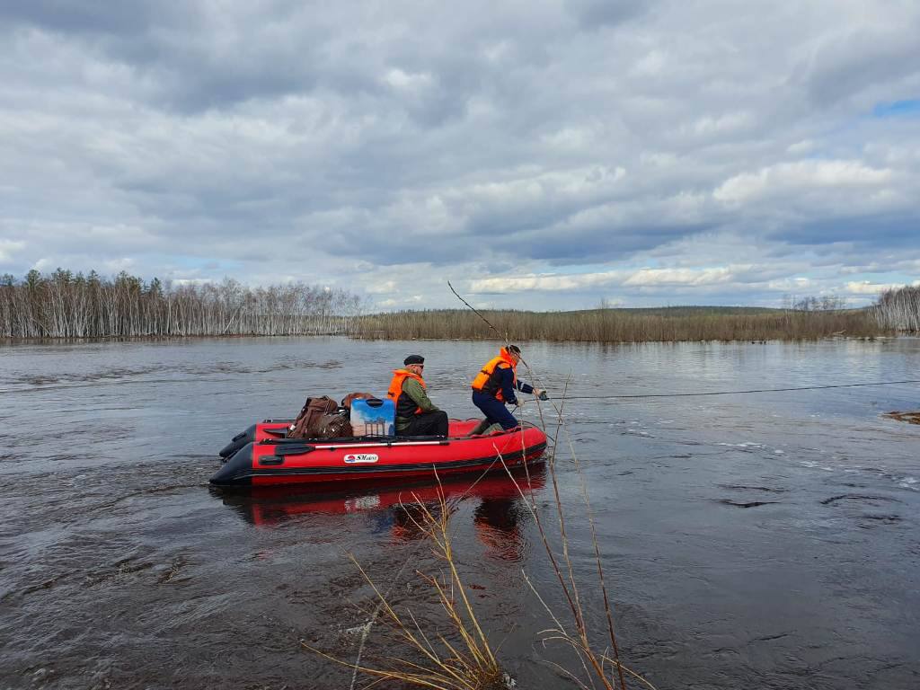 Спасатели Якутии продолжают работать в подтопленных населенных пунктах