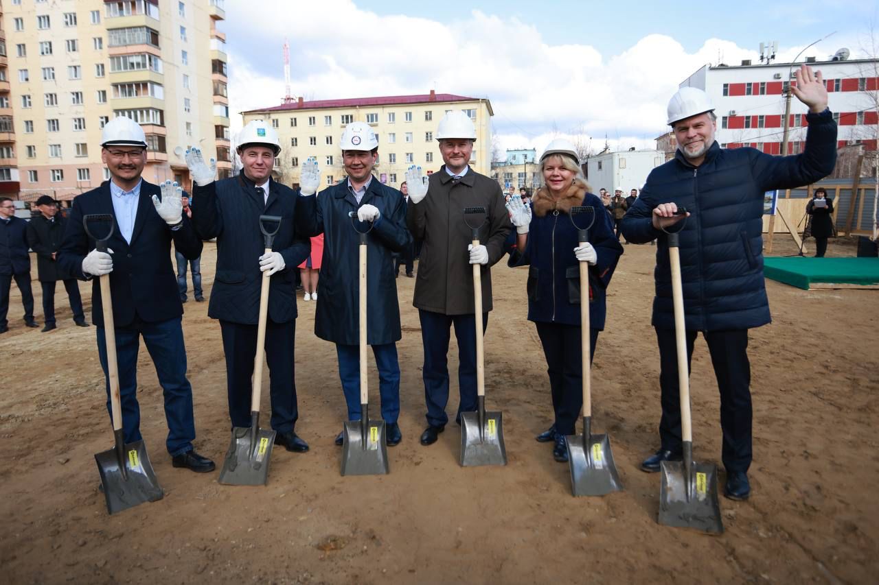 Айсен Николаев дал старт строительству спортзала Политехнического лицея в Мирном