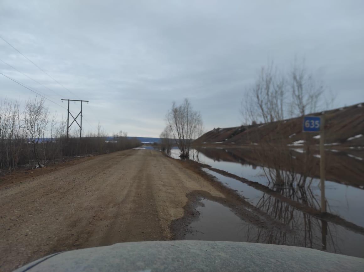 Угроза размыва сохраняется на четырех региональных дорогах в Якутии