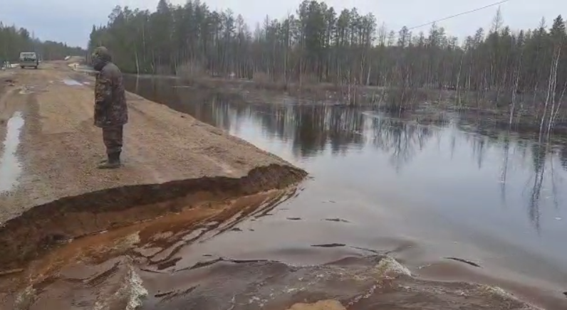 Талая вода разрушила дорогу в Сунтарском районе Якутии