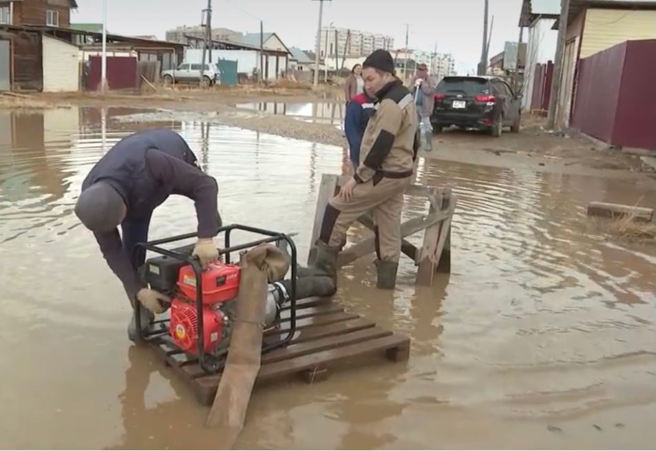 Участники предварительного голосования «Единой России» помогают якутянам с откачкой талых вод