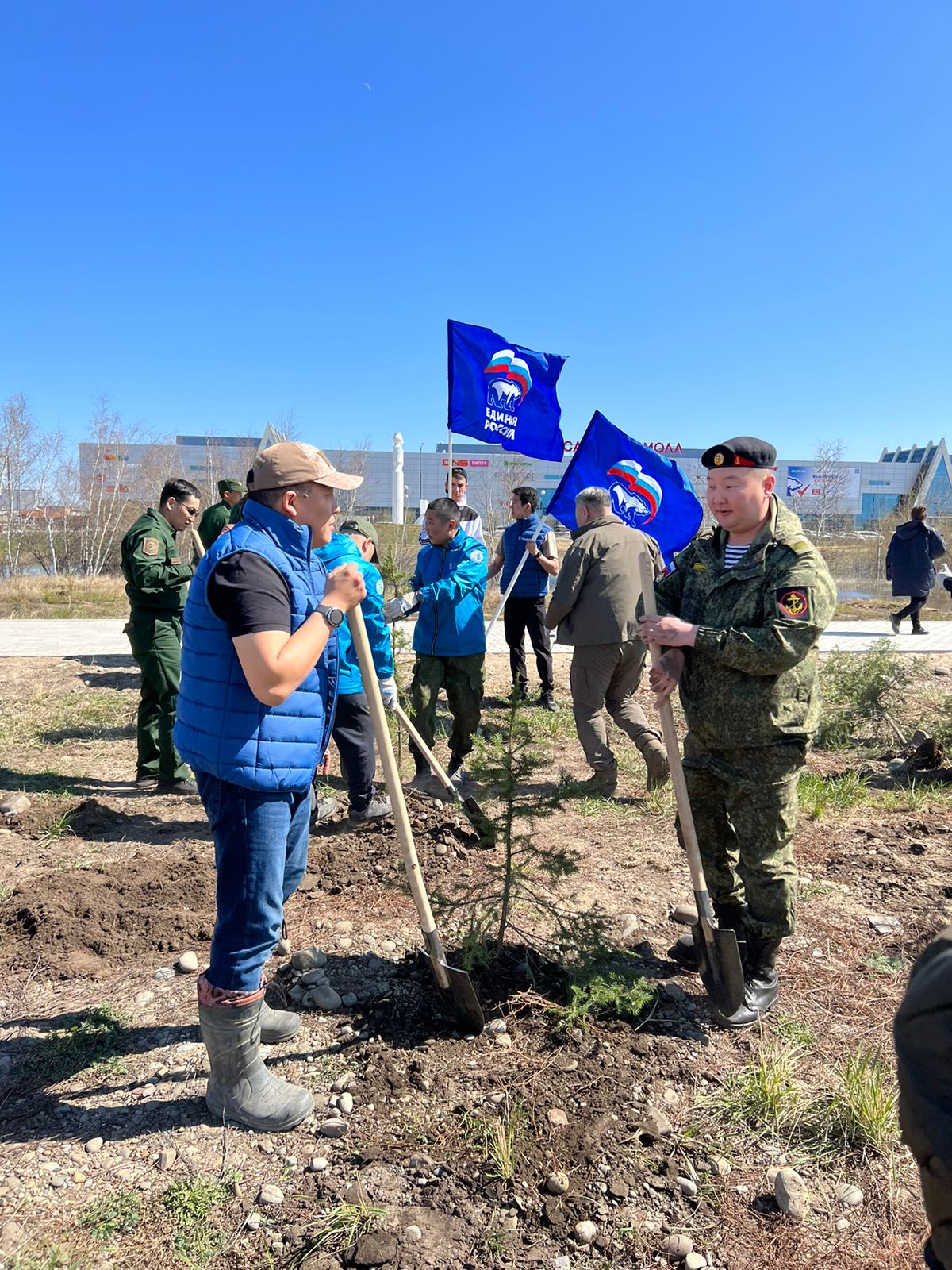 Активисты «Единой России» и ОНФ помогли создать «Сад Памяти» в Якутске