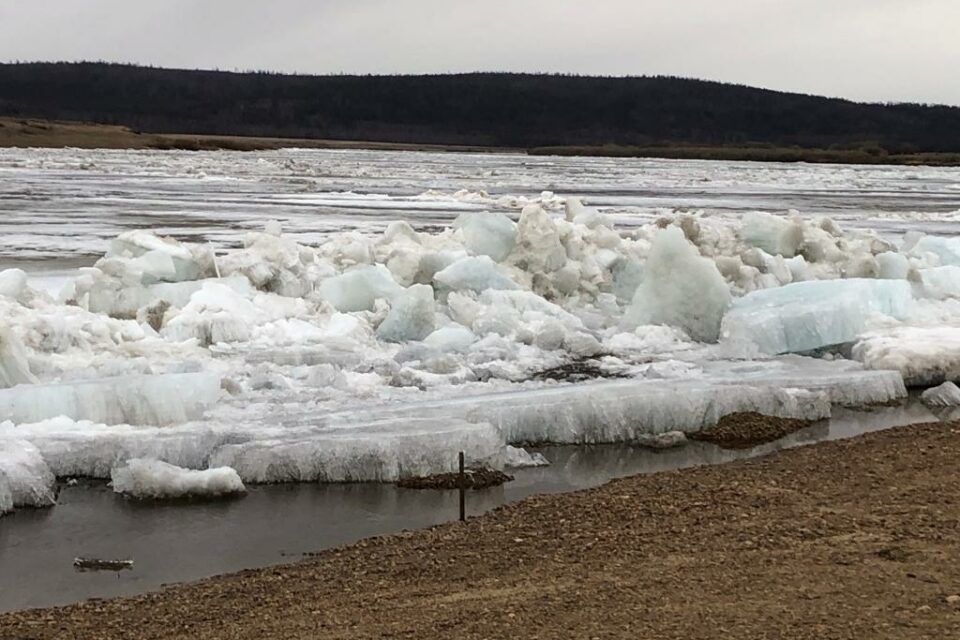 Уровень воды на реке Амге в Таттинском районе Якутии приблизился к критическому