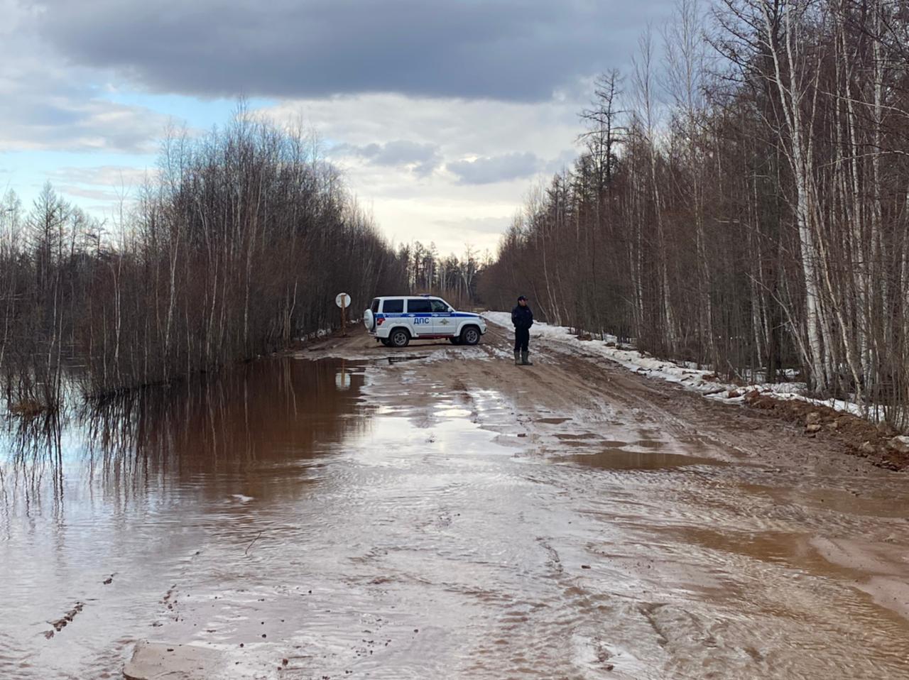 Проран на федеральной трассе «Колыма» остановил рост уровней воды на реке Таатте в Якутии