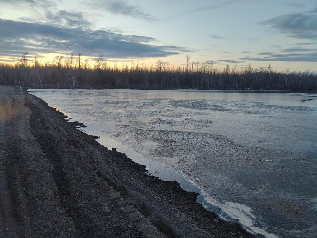 Водителей просят воздержаться от поездок по ряду автодорог в Якутии из-за повышения уровней воды