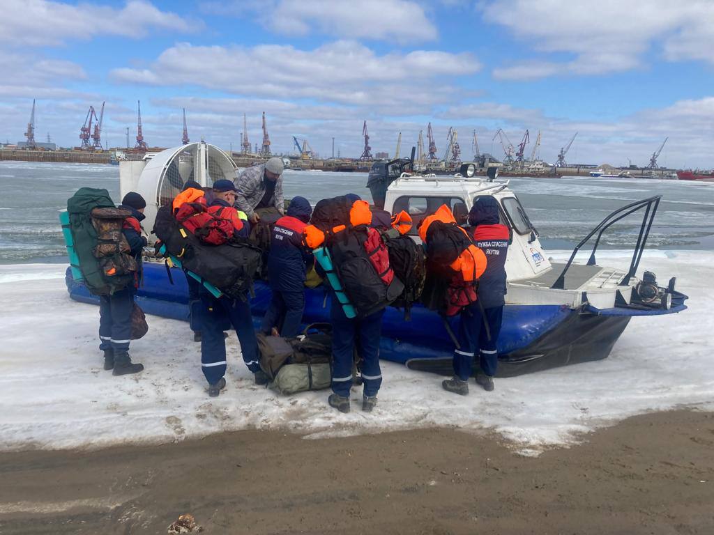 Спасатели вылетели из Якутска в районы для сопровождения паводка