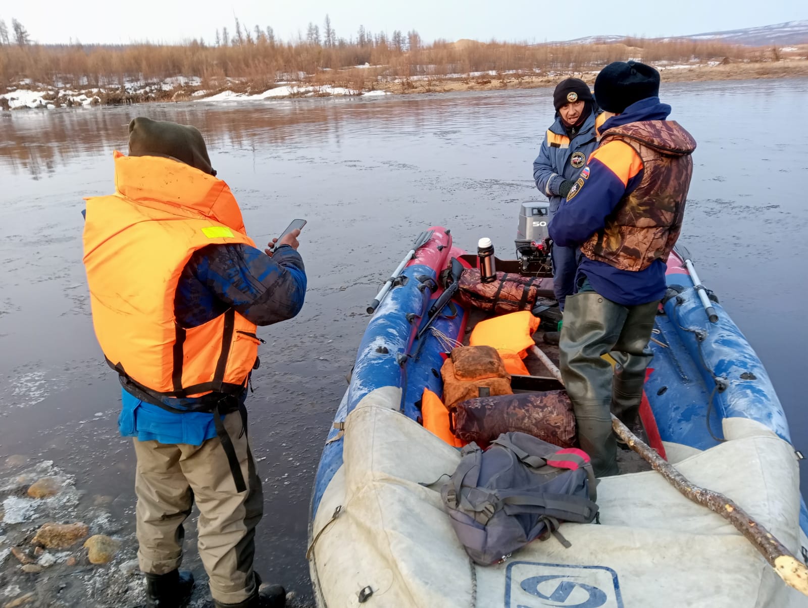 Якутские спасатели эвакуировали застрявшего на берегу реки мужчину
