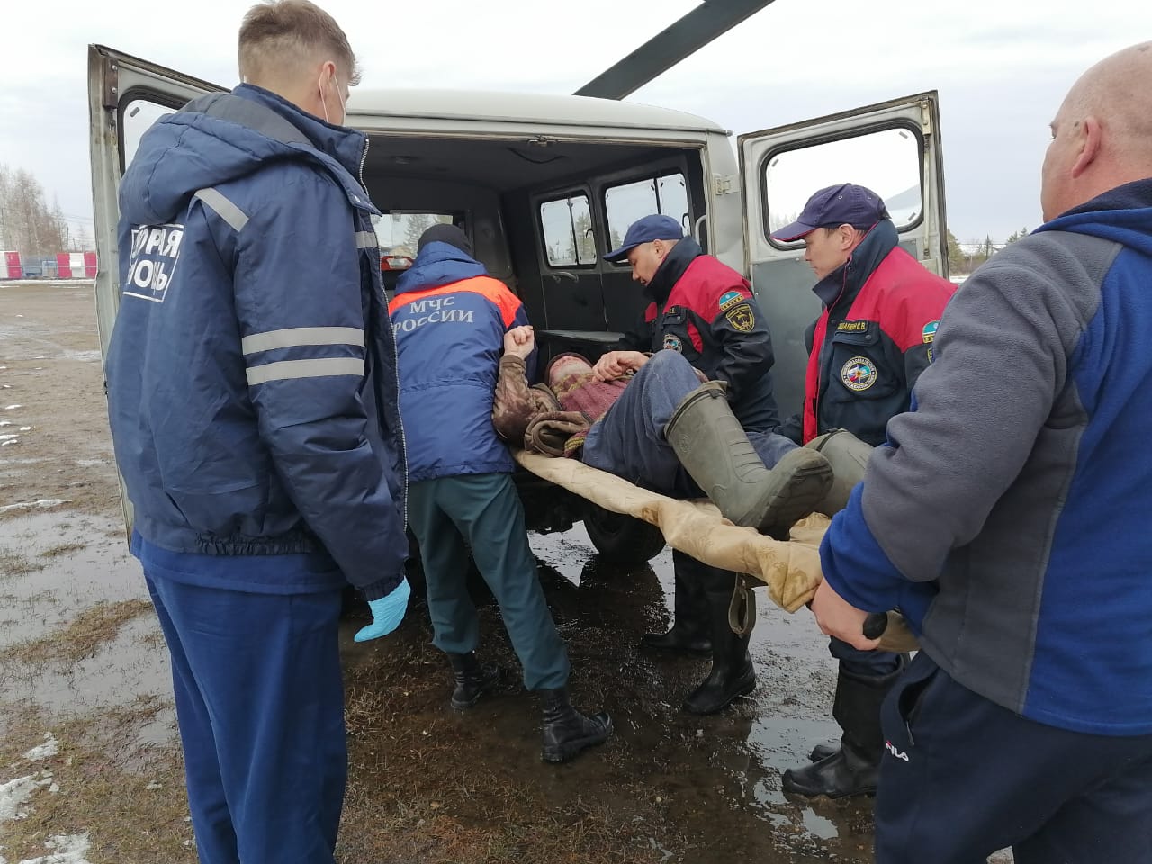 Спасатели эвакуировали охотника в Усть-Майском районе Якутии