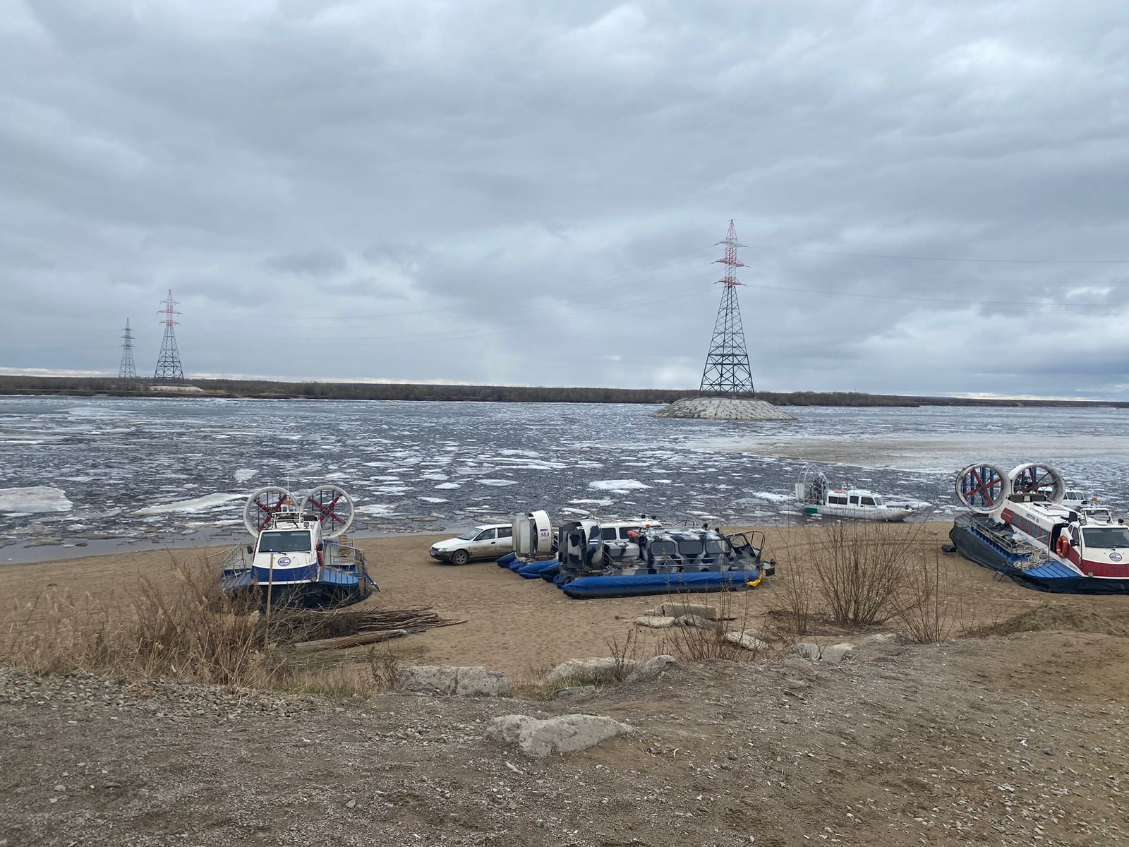 Перевозки на реках в период ледохода в Якутии будут осуществляться с пересадкой на аэроботы