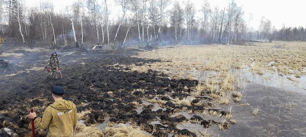 Угрозу распространения огня вблизи села Сунтар ликвидировали в Якутии