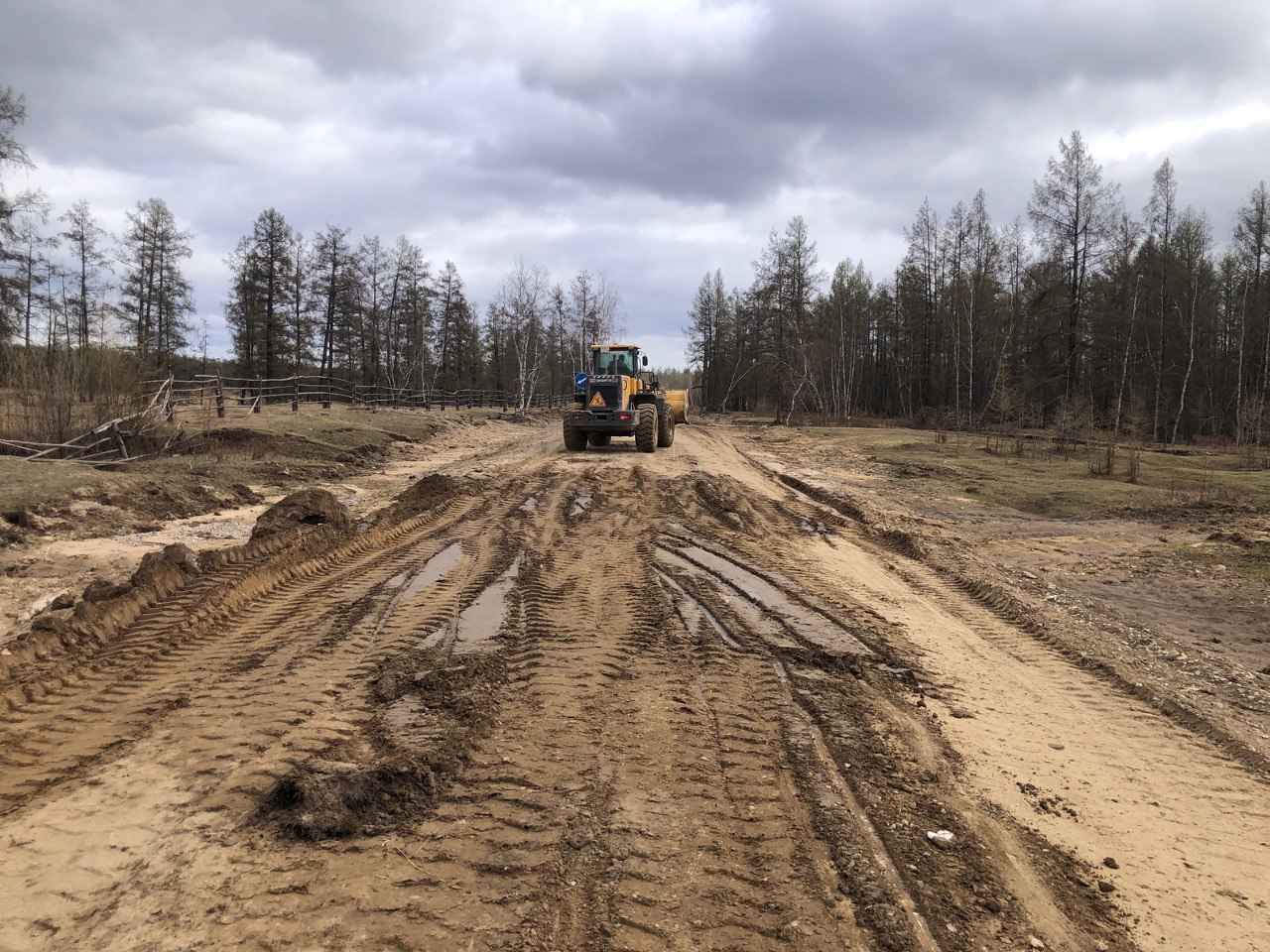 Участки трех автомобильных дорог в Якутии подтопило из-за паводка