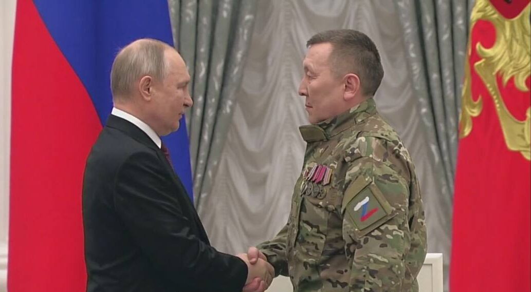 Владимир Путин наградил командира «Боотур-1» Александра Колесова