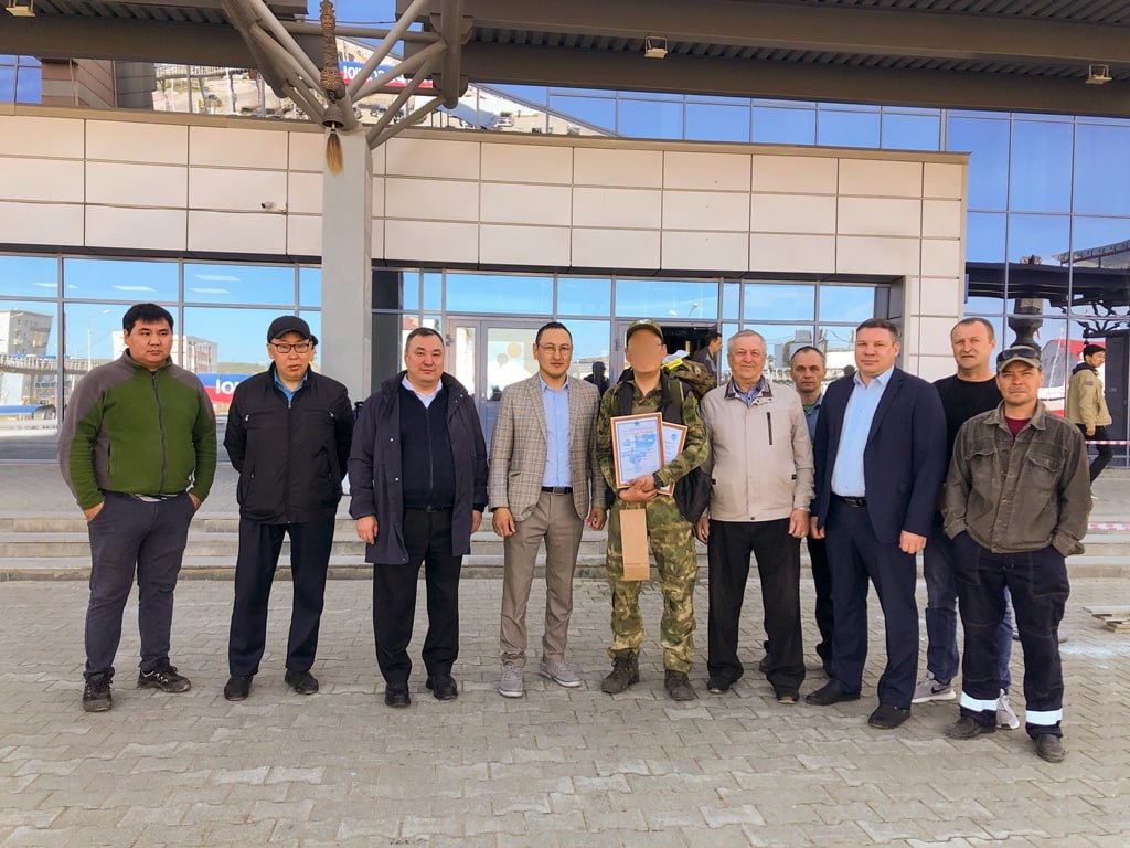 Прибывшего в отпуск из зоны СВО бойца встретили в аэропорту Якутска