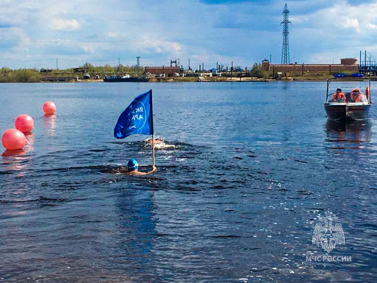 Заплыв в холодной воде прошел на пляже 202 микрорайона в Якутске