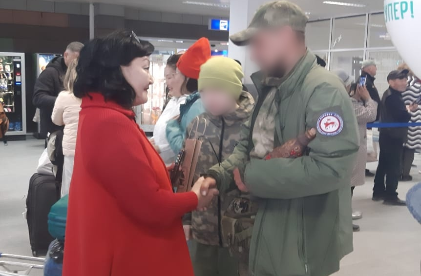 Военнослужащих из зоны СВО встретили в аэропорту Якутска