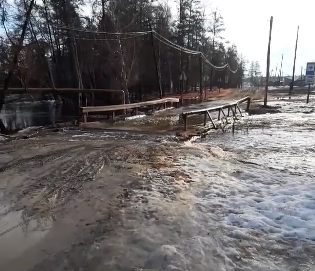 Мост в центре якутского села Чагда затопило в Кобяйском районе