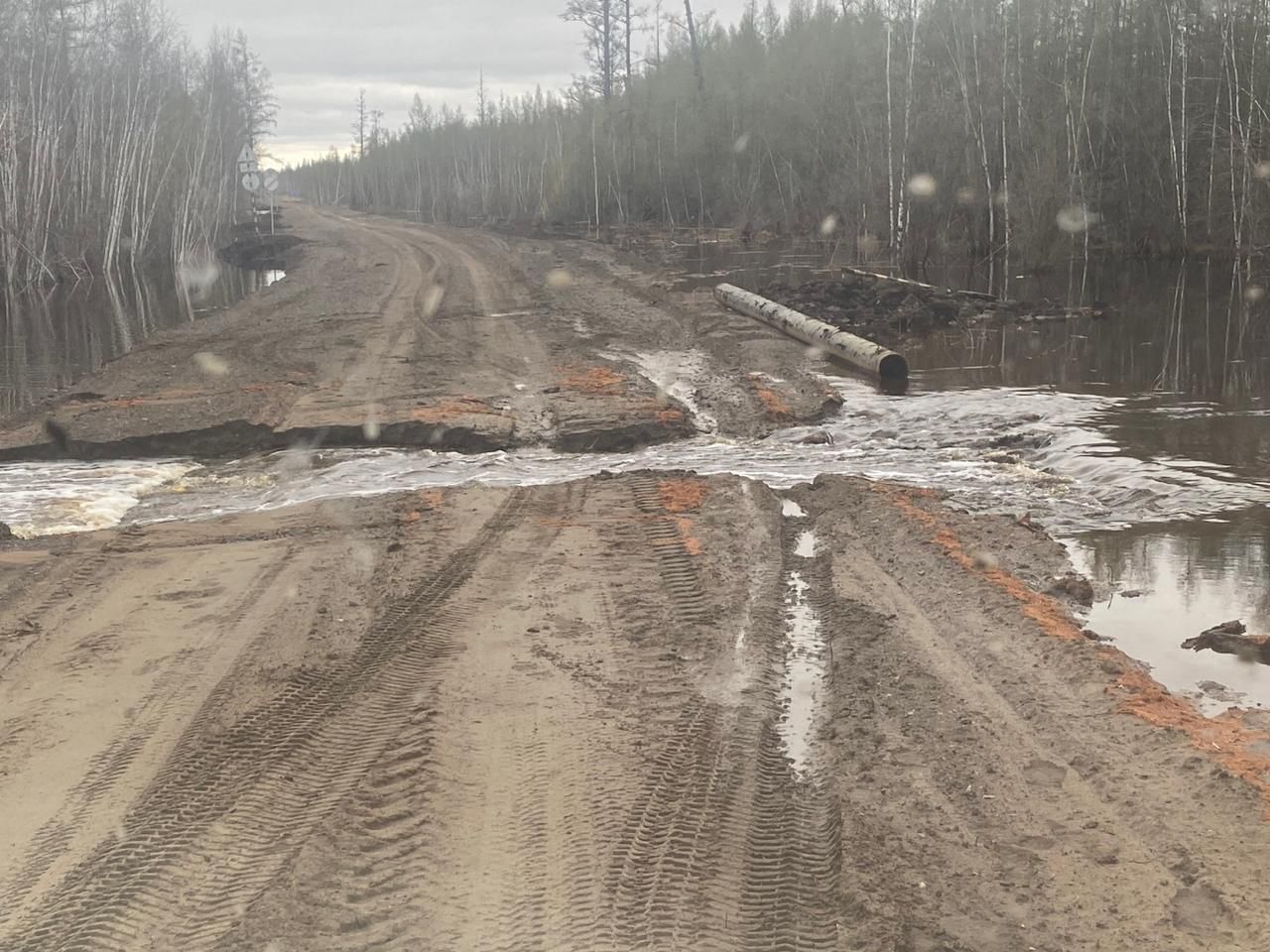 Федеральная трасса и участки региональной дороги закрыты в Таттинском районе Якутии