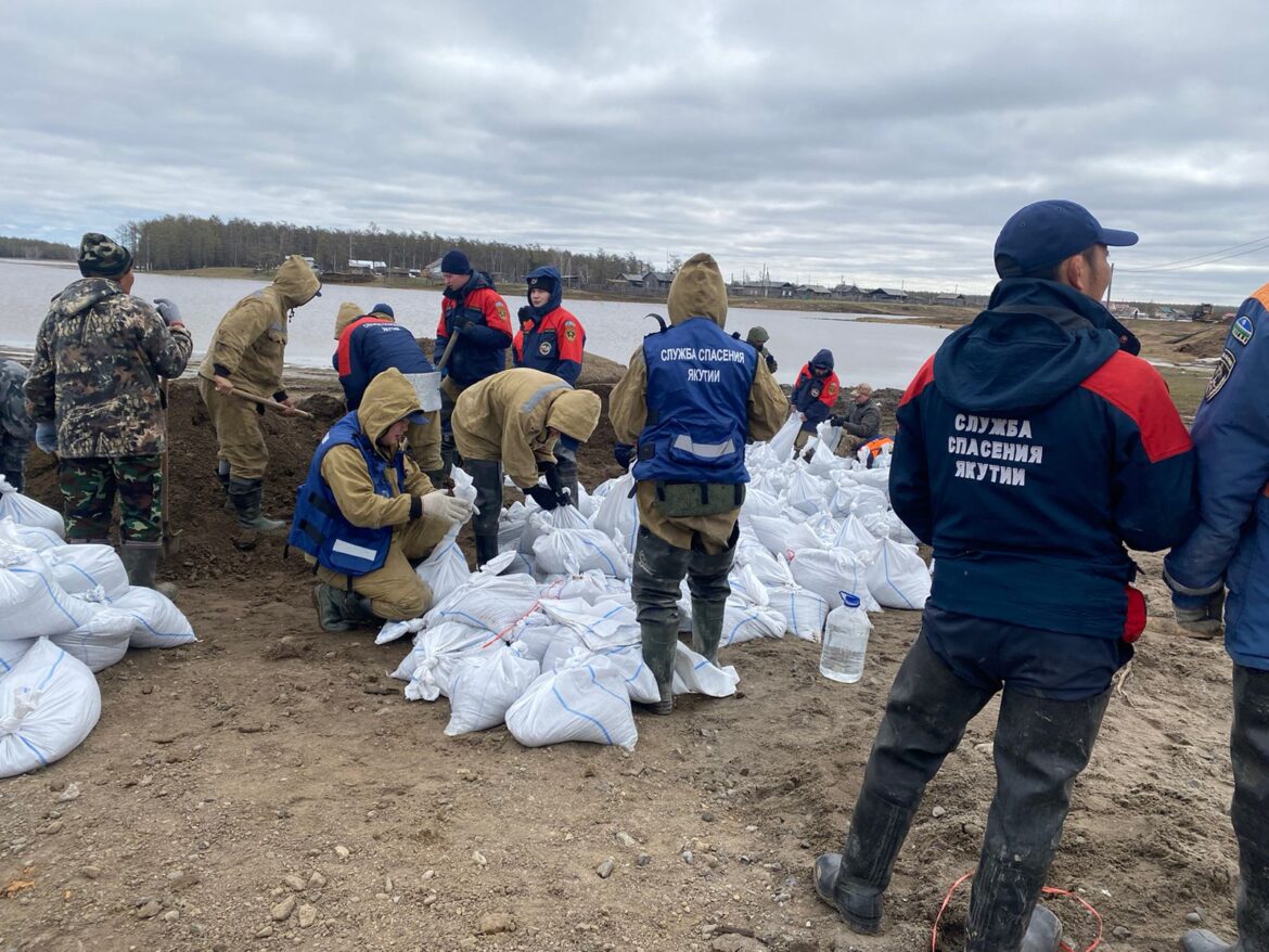 20 спасателей МЧС России по Якутии прибыли в селе Кыйы Таттинского района