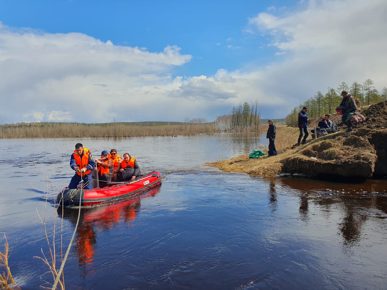 Спасателями организована перевозка населения на 294 км ФАД «Колыма»