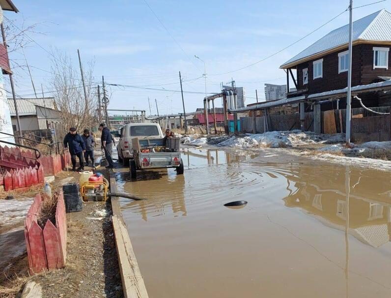 Более 15 тыс кубометров талых вод откачали за сутки в Якутске