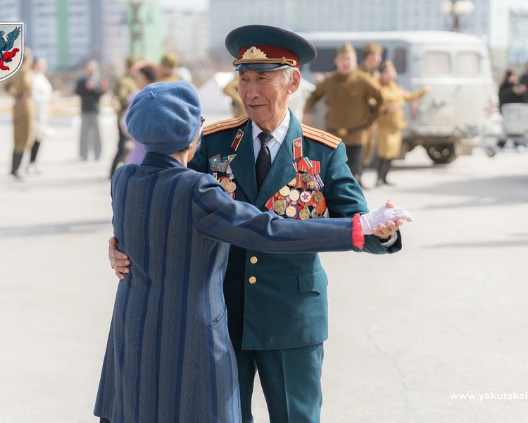 78 пар станцевали «Вальс Победы» в Якутске