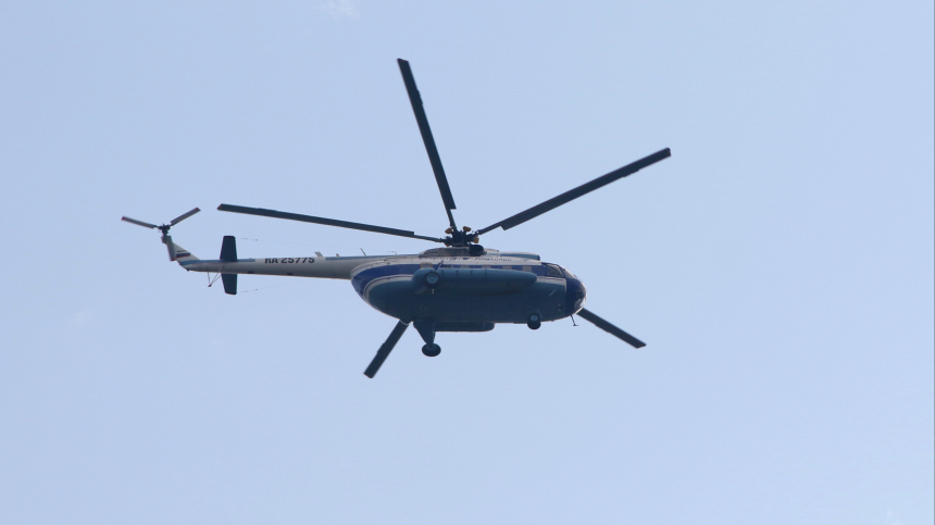 Вертолет Ми-8 доставлен в аэропорт Якутска после вынужденной посадки