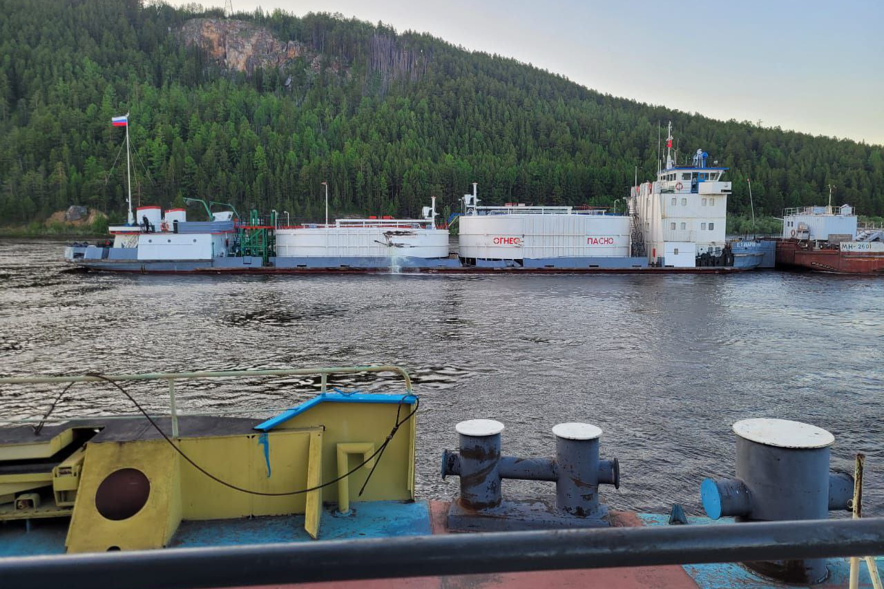 Два танкера столкнулись на реке Лене в Иркутской области