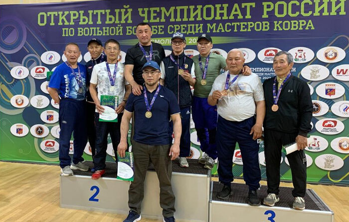 Якутские борцы выиграли четыре золота чемпионата России среди ветеранов в Смоленске