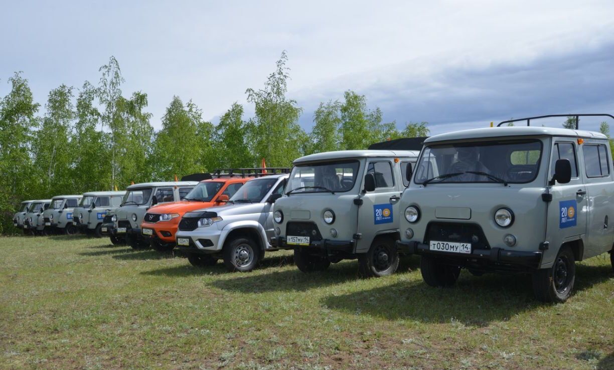 Коллектив ЖКХ Якутии передал автомобиль для участников СВО