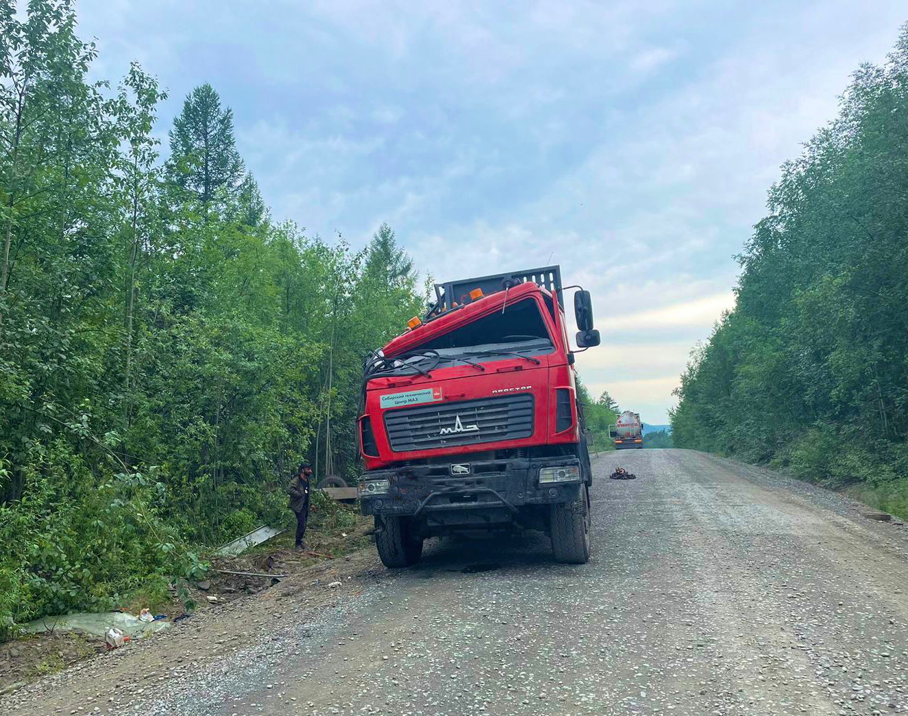 Автомашина с нефтепродуктами опрокинулась на автодороге «Колыма» в Якутии