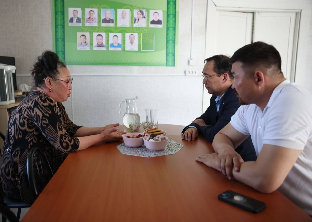 Глава Якутии встретился с матерью мобилизованного в Кобяйском районе